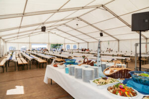 Elegantes Festzelt mit exquisitem Buffet - Unvergessliche Feiern